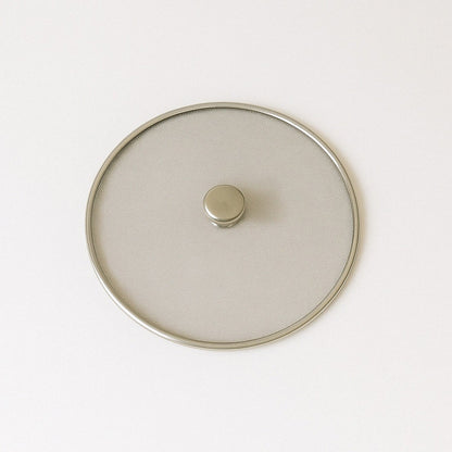 Stainless steel splatter guard with heat-resistant knob handle for safe use